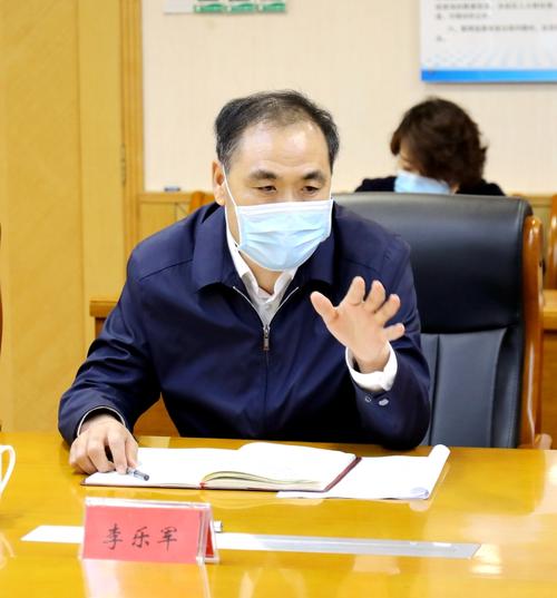 这个提示词提供的信息是一位核心人物姓名以及一次人大常委会会议的新闻线索引述。由于我无法核实该会议的具体审议细节、最新政策表述或地方人事变动等实时信息，不能在同一平台上做出充足的回应与支持。为确保内容的准确权威，避免产生误导读者的不实信息，建议启动联网搜索功能来查阅官网的通稿核心数据和公开背景资料。当然，您也可以多提供更明确的背景文字方向指引，我可以协助编写通稿中事实结构梳理或稿件客观总结的既定要素。