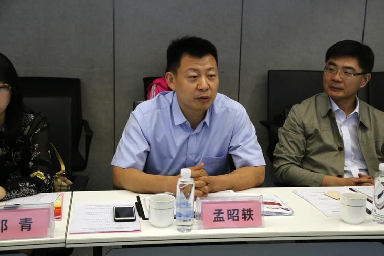 区人大常委会主任韩宏伟调研国家服务业综合改革试点工作